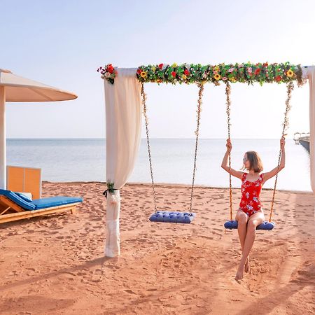 Pickalbatros Laguna Club Resort Sharm El Sheikh Eksteriør billede A swing at the beach