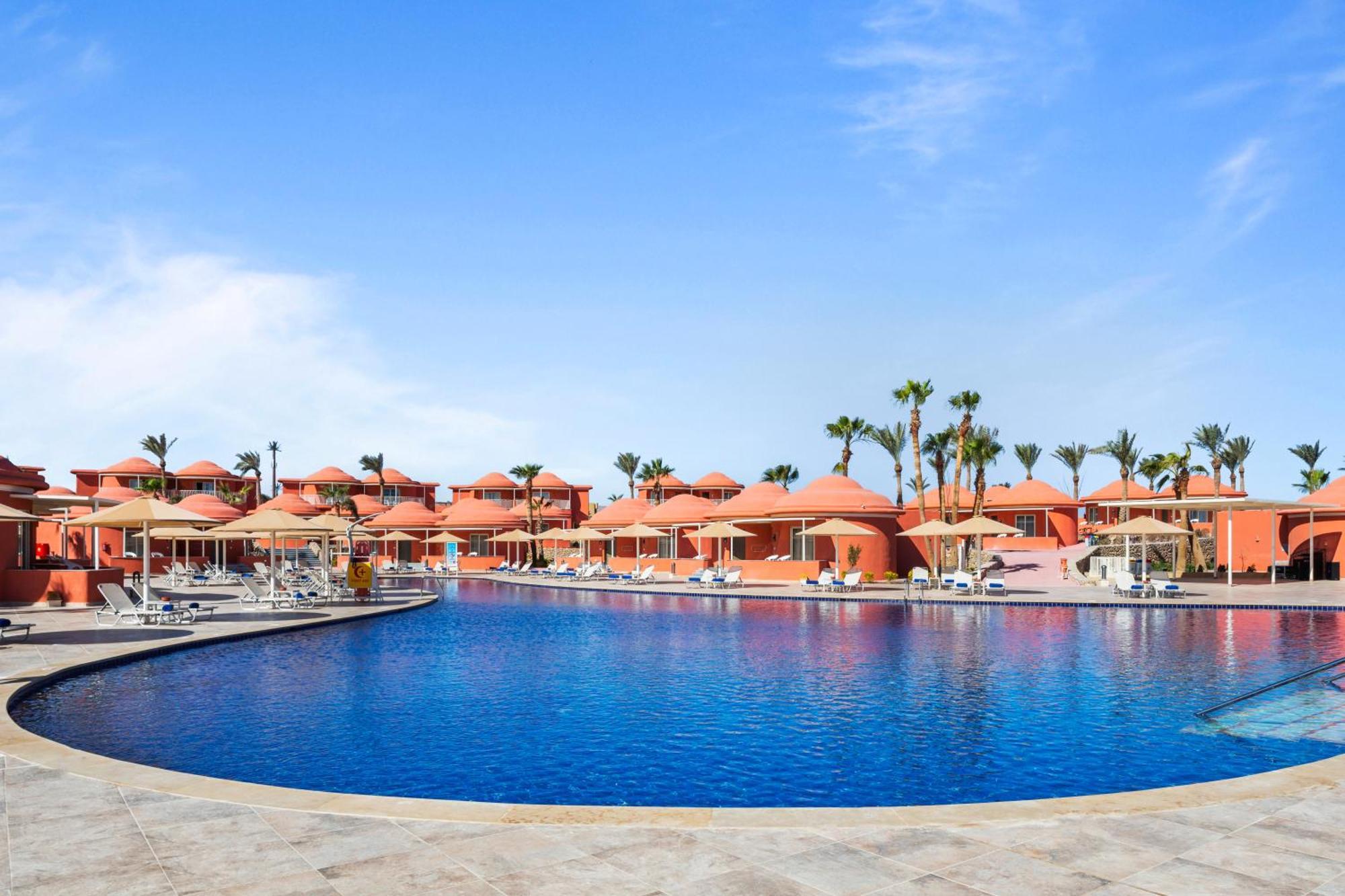 Pickalbatros Laguna Club Resort Sharm El Sheikh Eksteriør billede The swimming pool at the Iberostar Grand Hotel