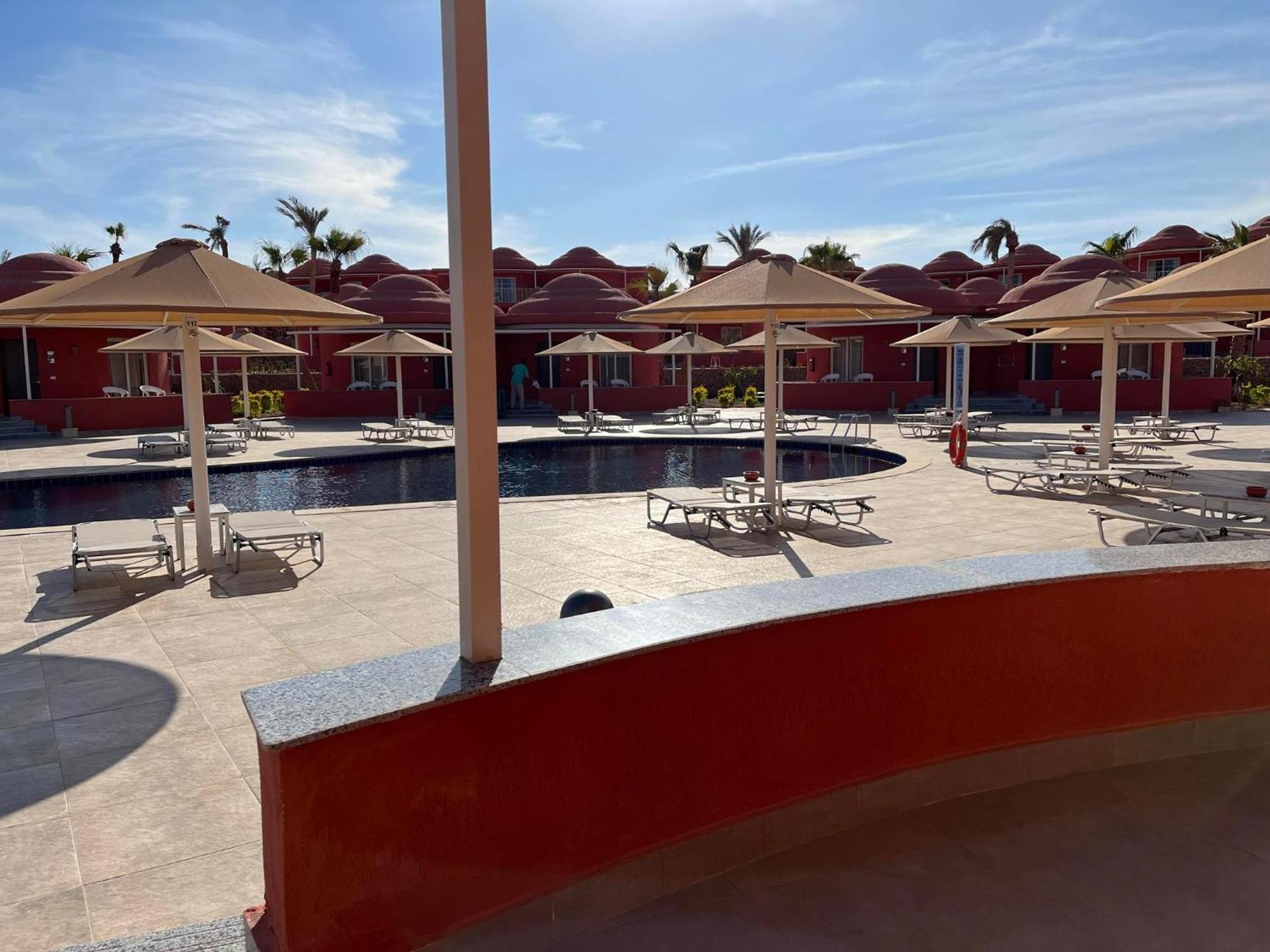 Pickalbatros Laguna Club Resort Sharm El Sheikh Eksteriør billede The pool at the hotel