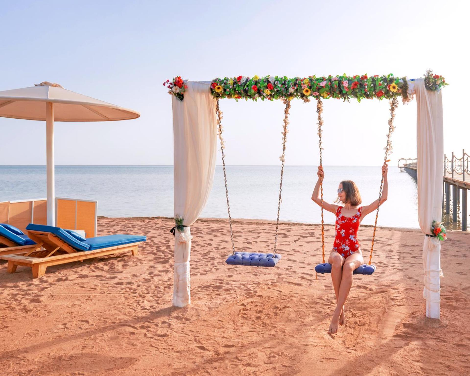 Pickalbatros Laguna Club Resort Sharm El Sheikh Eksteriør billede A swing at the beach