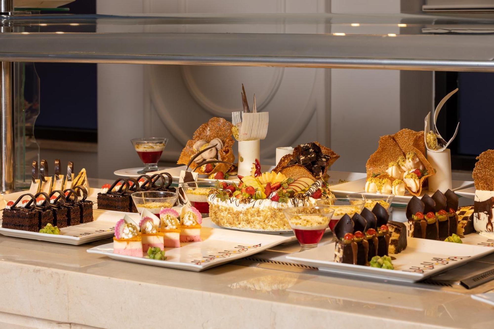 Pickalbatros Laguna Club Resort Sharm El Sheikh Eksteriør billede A dessert buffet