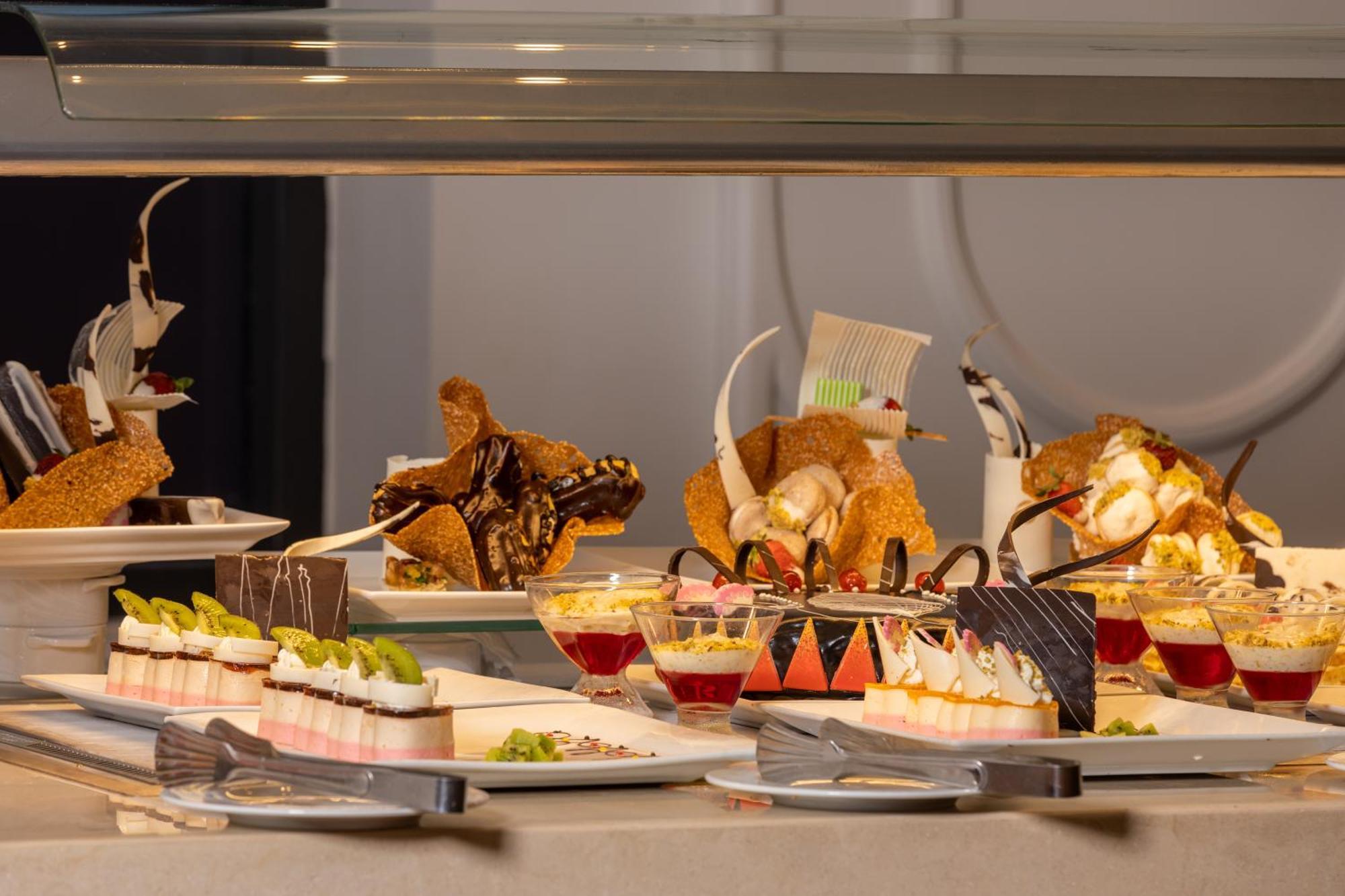 Pickalbatros Laguna Club Resort Sharm El Sheikh Eksteriør billede A display of desserts
